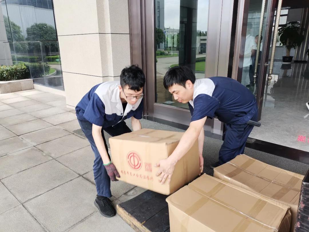 “夏日送清涼”，通力向生產(chǎn)一線員工分發(fā)市總工會(huì)夏日慰問(wèn)品